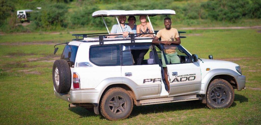 4x4 Landcruiser with pop- up roof rental